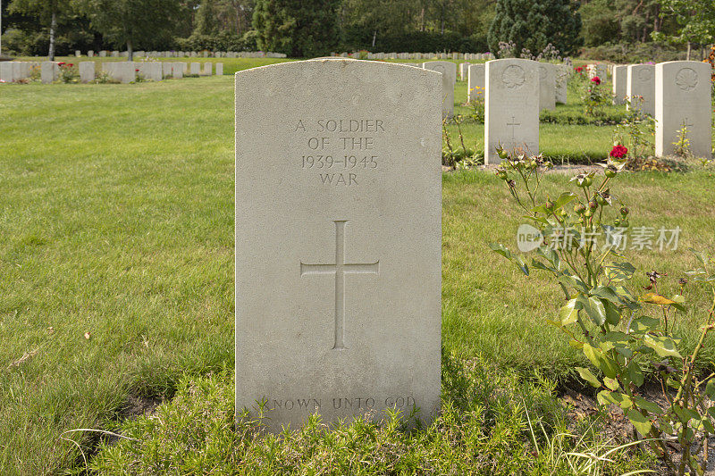 荷兰霍尔顿加拿大公墓的第二次世界大战墓碑