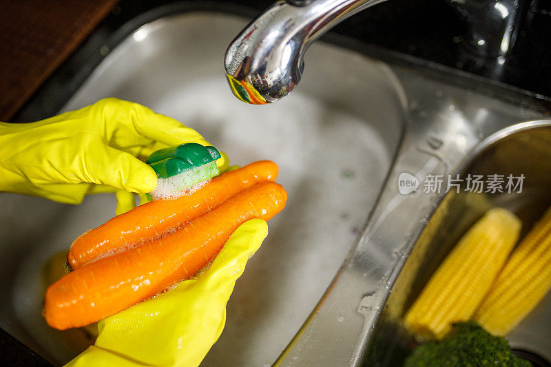 用刷子刷洗胡萝卜