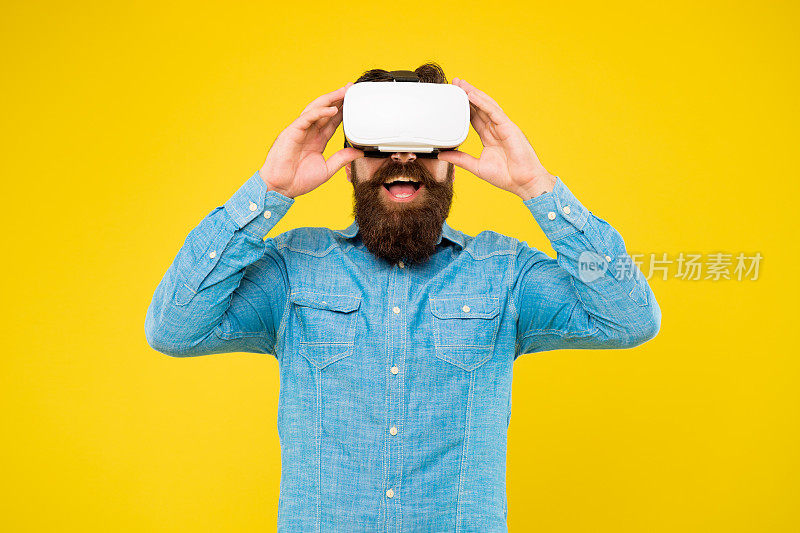 技术就在这里。潮人探索VR技术黄色背景。留胡子的男人戴着VR眼镜。VR技术与未来。利用新技术
