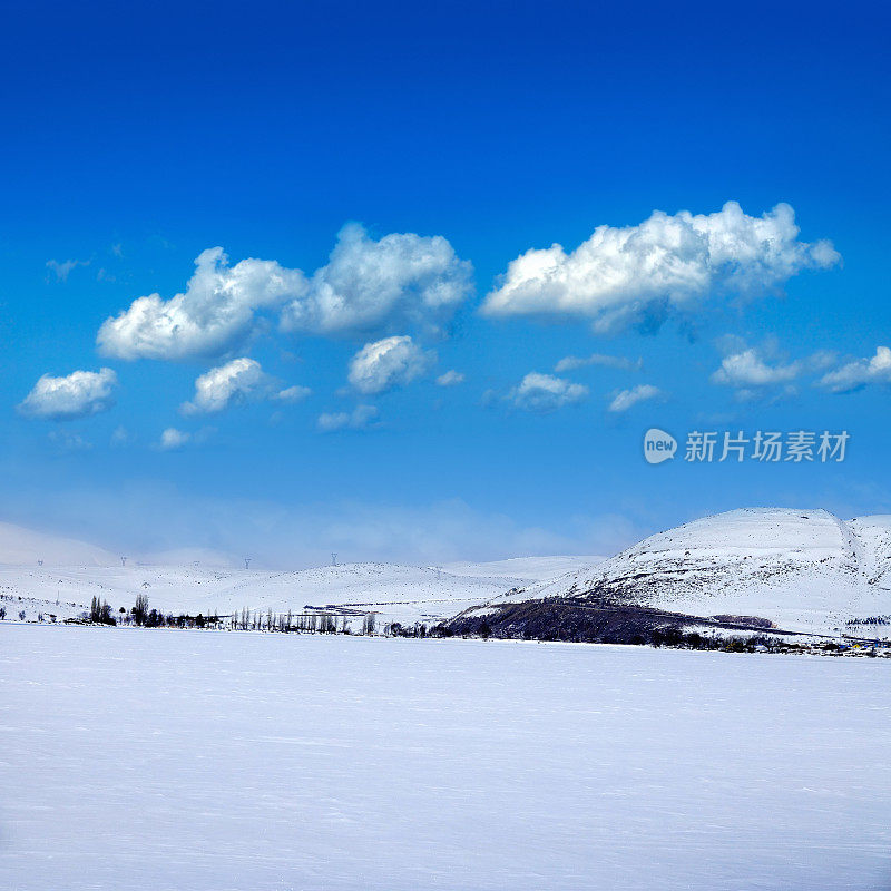 空雪覆盖的山脉景观