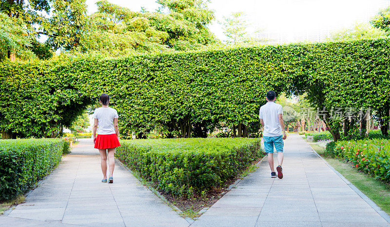 男人和女人朝不同的方向走