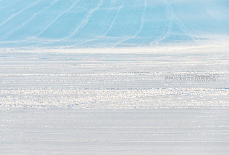 新修整的滑雪坡道背景