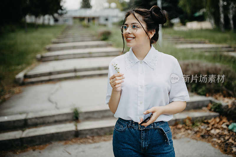 聪明的年轻女性独自和隐藏其他人