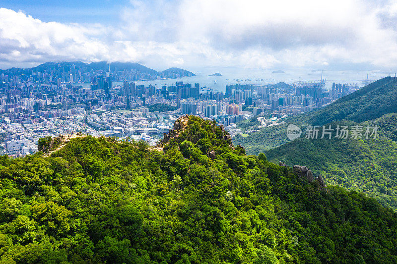 以城市为背景的香港狮子山无人机视图