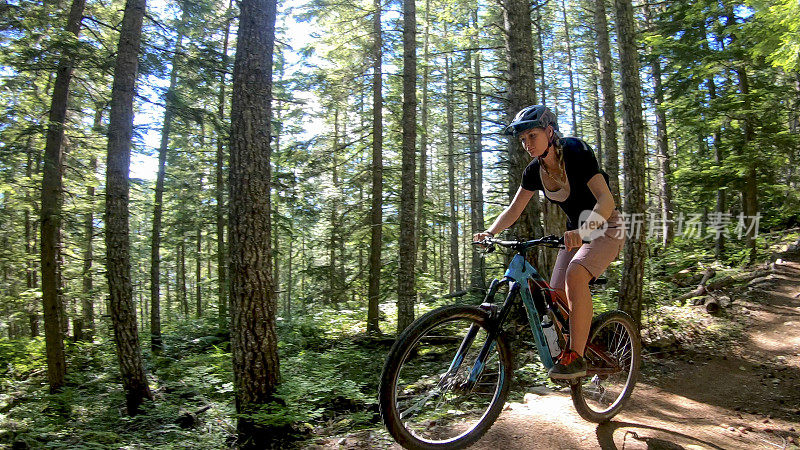 女山地自行车沿着森林小径