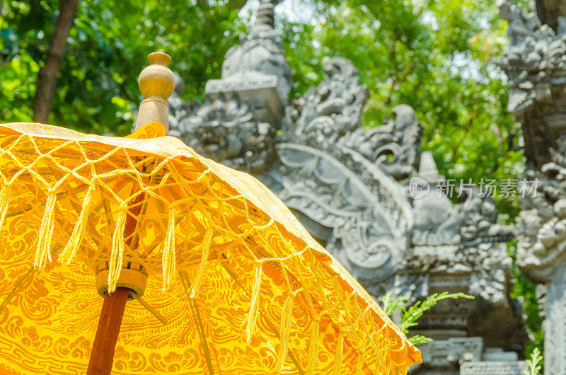 巴厘岛一座印度教寺庙里的神殿和金色雨伞