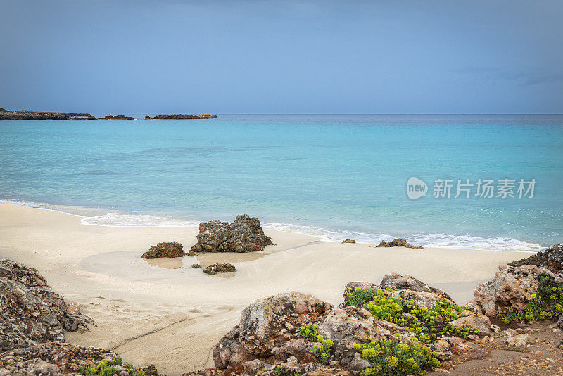 空旷的海滩和绿松石般的大海