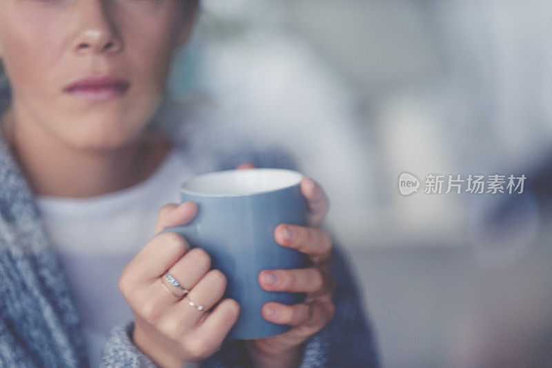 一个女人的肖像，坐在窗前看着。