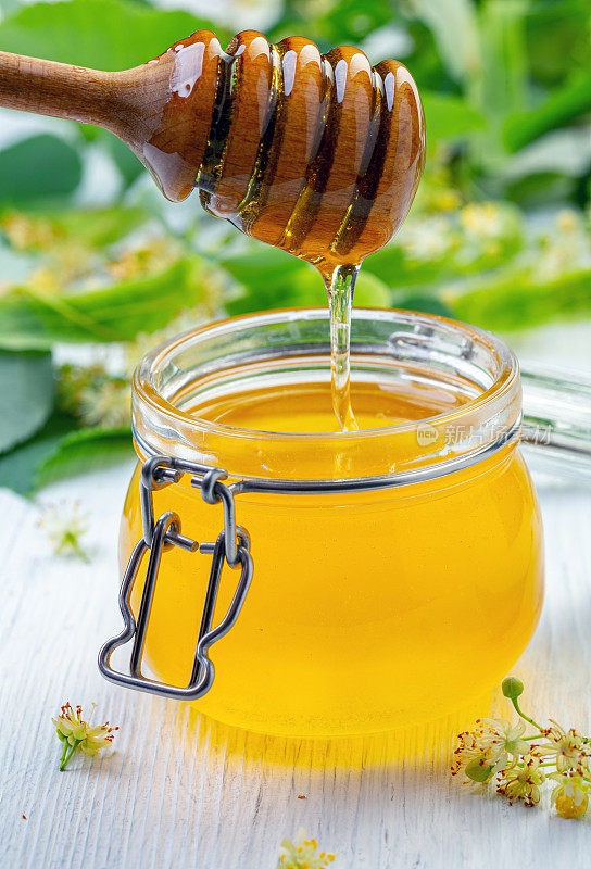 将芳香的蜂蜜倒入罐中。