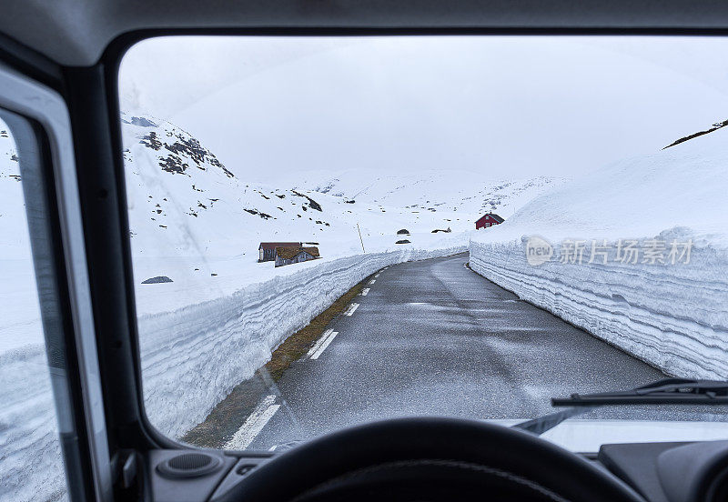 被雪包围的空旷道路