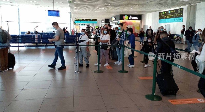 在欧洲葡萄牙的里斯本国际机场，人们排队等候登机