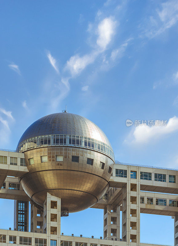 富士电视台大楼的Hachitama观察球体的特写。