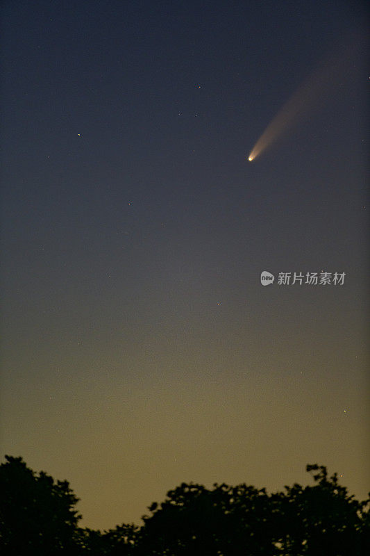 黑暗夜空中的Neowise彗星