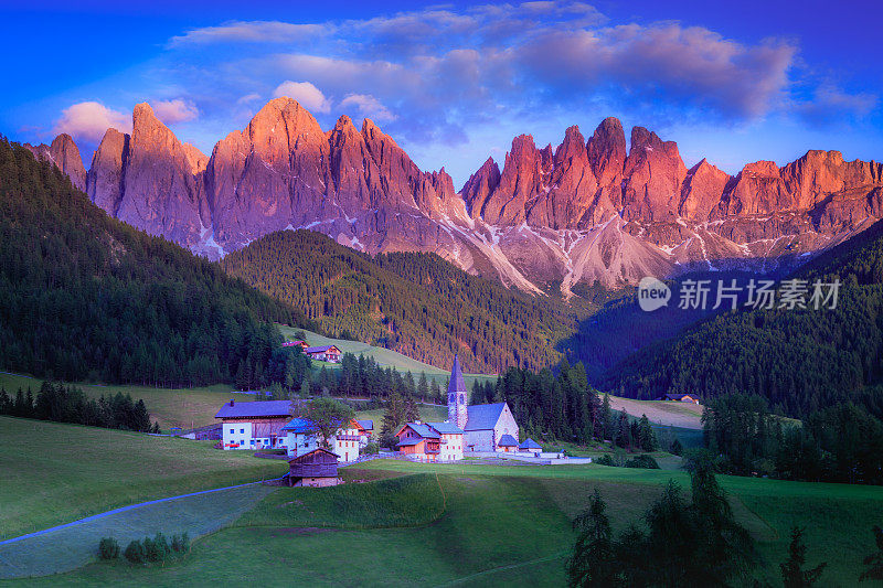 意大利阿尔卑斯山Dolomites，田园诗般的圣玛格达莱纳风景和日落教堂