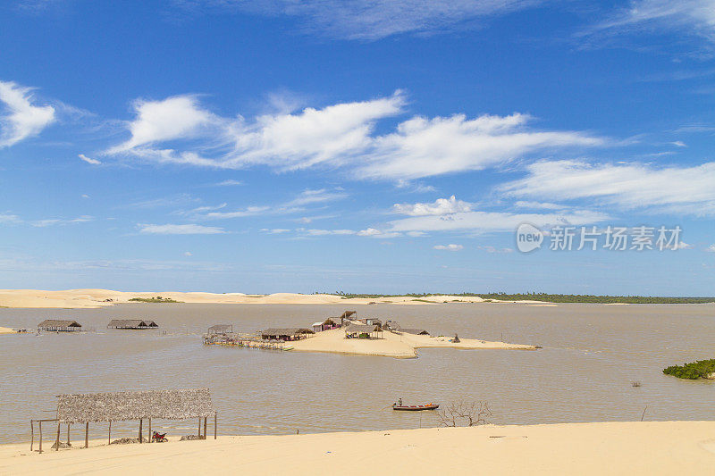 绿松石绿色，翠绿的雨水湖泻湖在一个金黄的沙丘在Jericoacoara，巴西