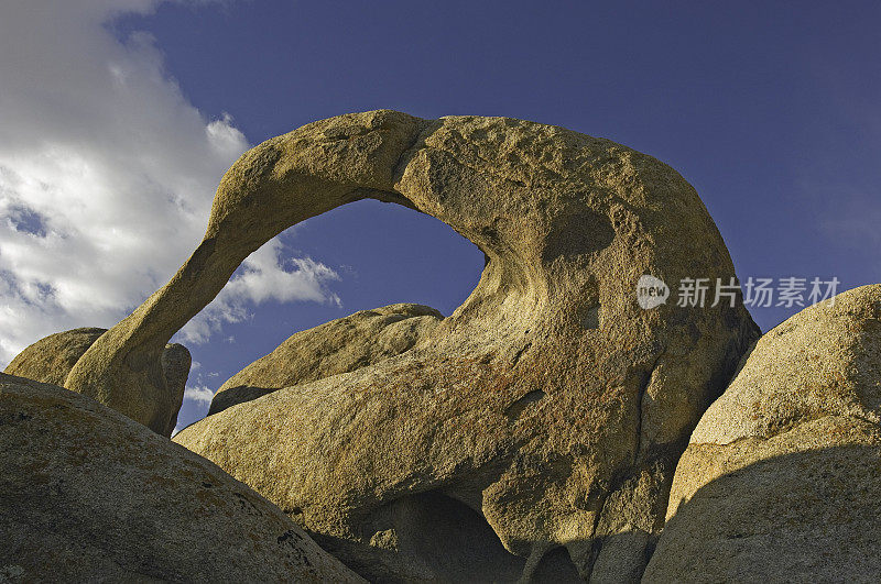 莫比乌斯拱门在阿拉巴马山国家风景名胜区。阿拉巴马州山花岗岩;石英二长岩类型;阴阳国家森林;加州;欧文斯谷;风化花岗岩;岩石的形成由于侵蚀，地质，火成岩，风化差异。