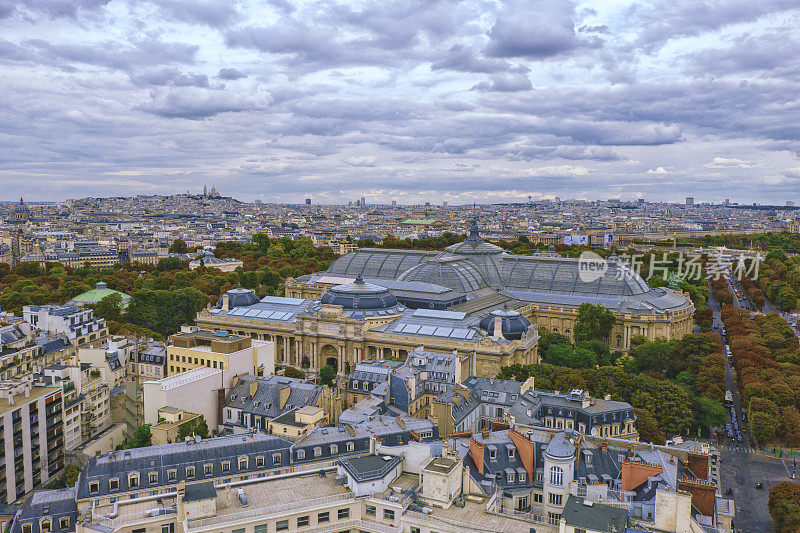 鸟瞰图的巴黎城市景观和蒙马特在背景