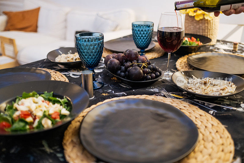 用红酒和欢呼声庆祝的家庭晚餐。