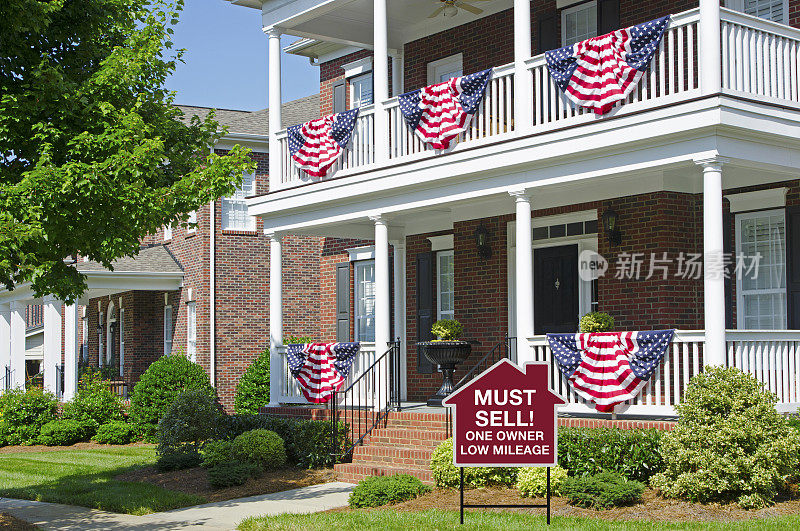 必须出售:在家门口悬挂美国国旗和警告金融危机的彩旗