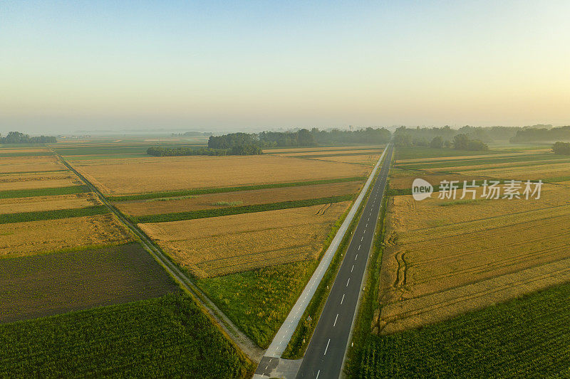 穿越田野的道路鸟瞰图