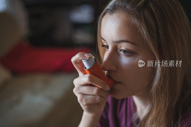 使用吸入器的哮喘妇女-哮喘者的日常生活