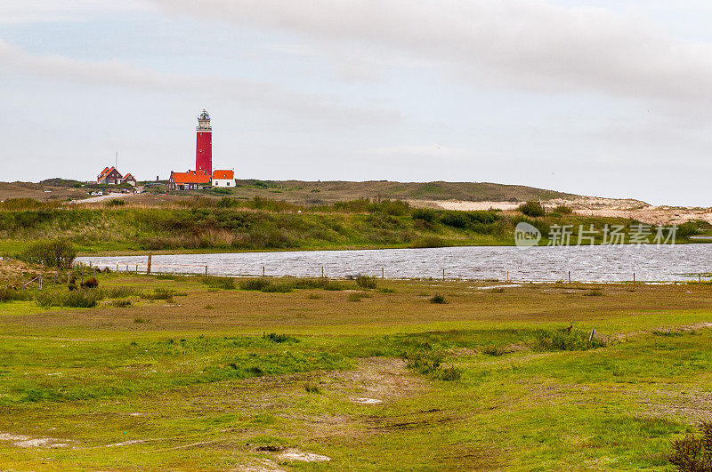 Texel上红色灯塔附近的风景