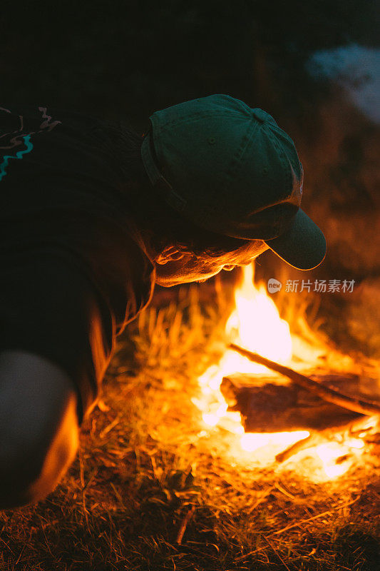 朋友们在森林营地里点燃篝火