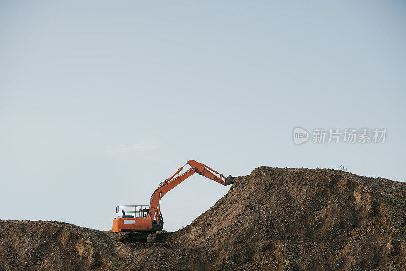 挖掘机在沙坑里挖土