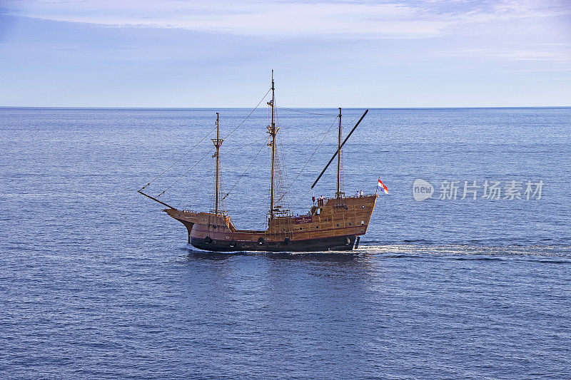 卡拉卡，旅游仿造的中世纪木制船，航行到杜布罗夫尼克老港口，克罗地亚，欧洲。