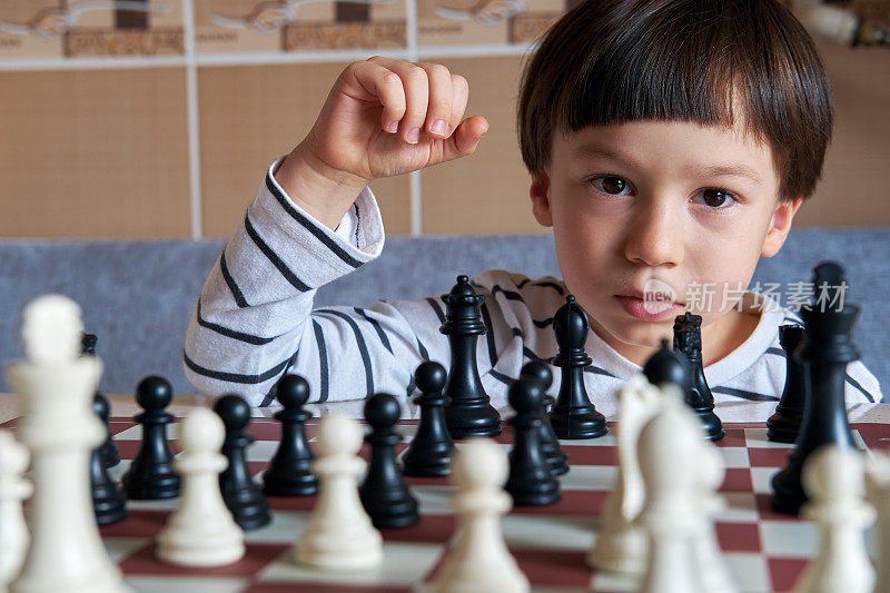 4-5岁可爱的孩子下棋