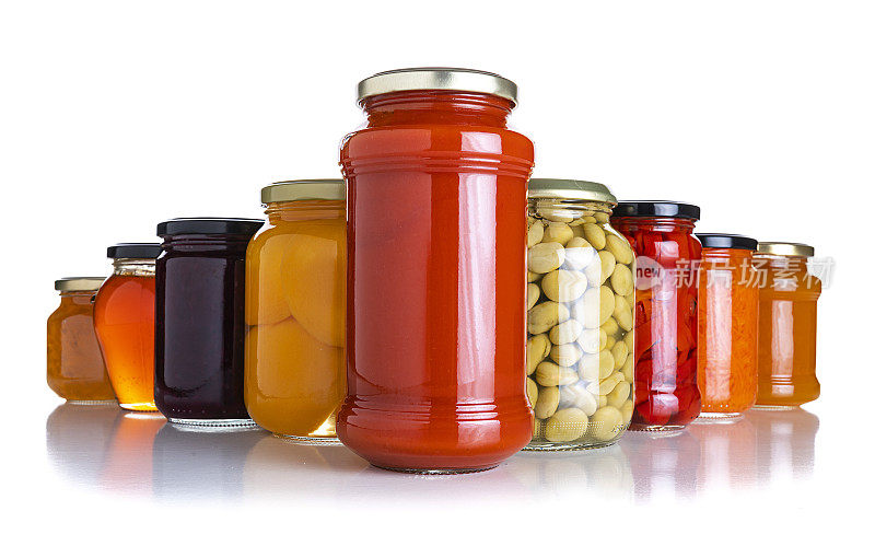 腌食品:白色背景上的玻璃罐