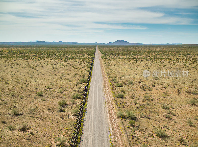奇瓦瓦沙漠中沿着美墨边境的土路
