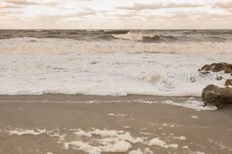 海泡沫和沙滩日落在朱庇特，佛罗里达