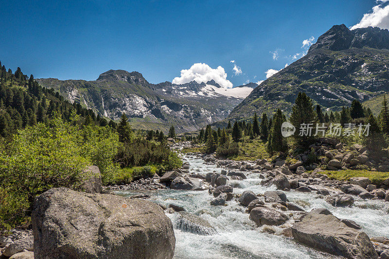 令人印象深刻的山景观与Zembach(河)在Alpenrosenhütte(齐勒塔尔，蒂罗尔，奥地利)途中Berlinerhütte。