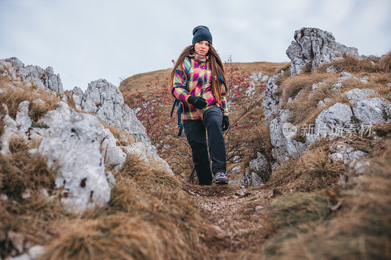 女人旅游徒步独自在山里冒险背包健康积极的生活方式户外