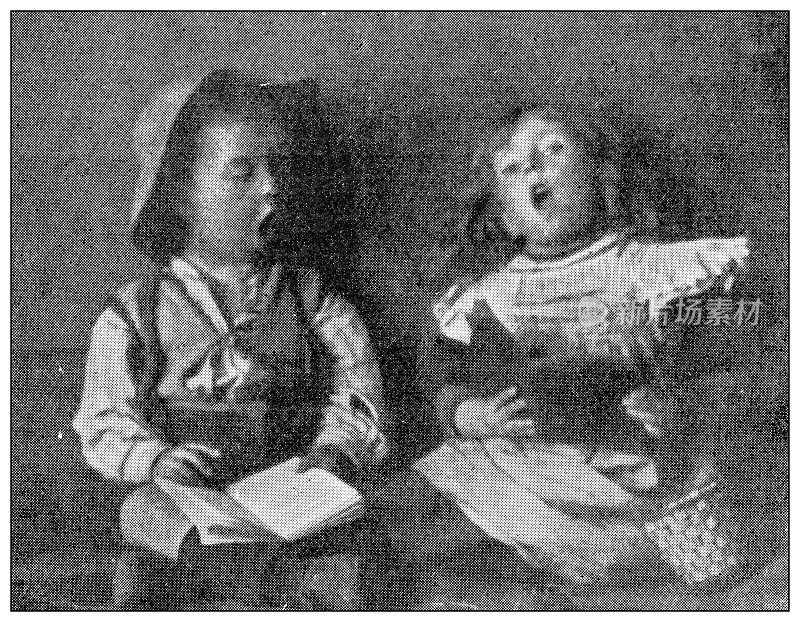 古董点印黑白照片:孩子打哈欠