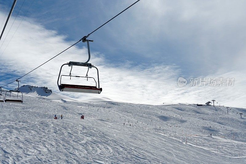 瑞士滑雪胜地的空椅子电梯因冠状病毒而关闭。最后的滑雪者在斜坡上。由于官方禁止滑雪胜地的运营，这个滑雪胜地或多或少被遗弃了。