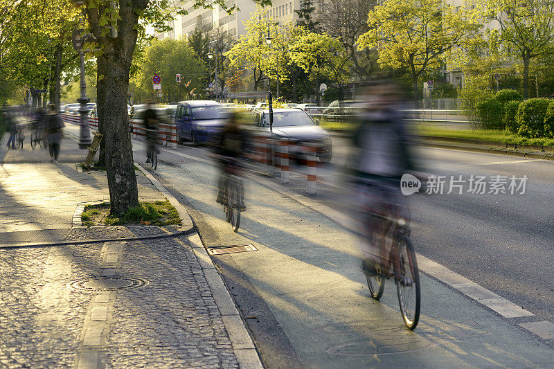 骑自行车穿过城市的自行车道