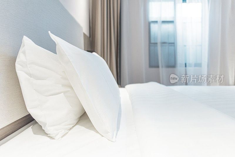 温暖干净的卧室，白色的床单和枕头