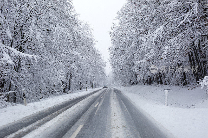 在德国大雪期间，恶劣的路况和交通阻塞