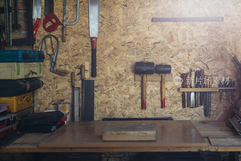木匠的工作空间:拍摄的木工工具在一个车间