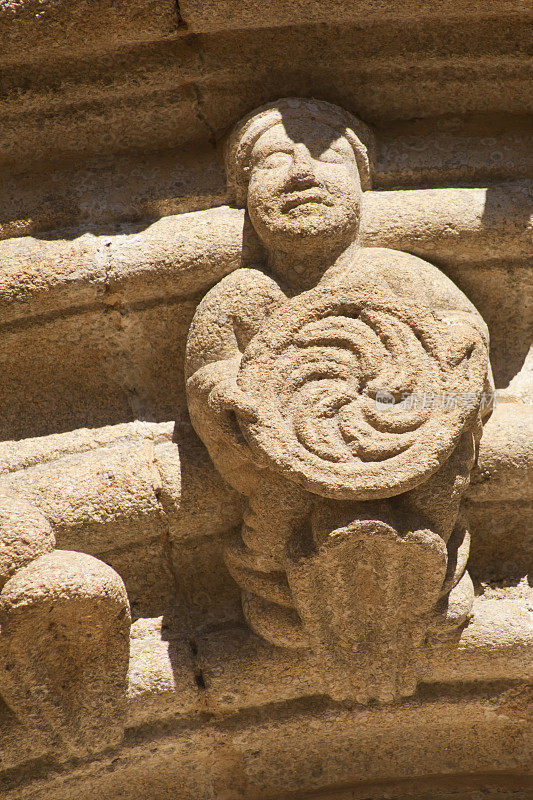 小雕像在一个石拱上的细节，圣埃斯特班德里巴斯Miño，里贝拉萨克拉教堂。