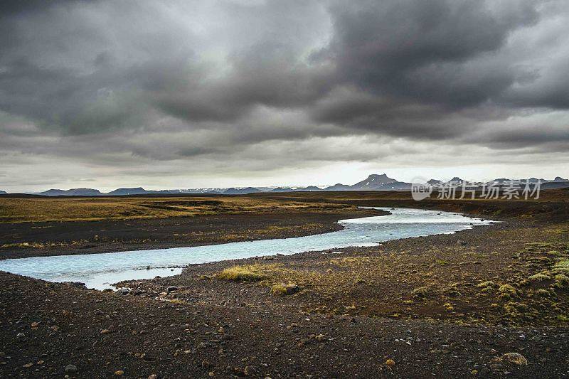 冰岛风景壮观，海克拉火山在远处