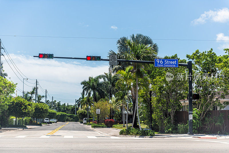 佛罗里达州迈阿密戴德县比斯坎湾附近凯恩广场96街的海湾港湾群岛道路标志