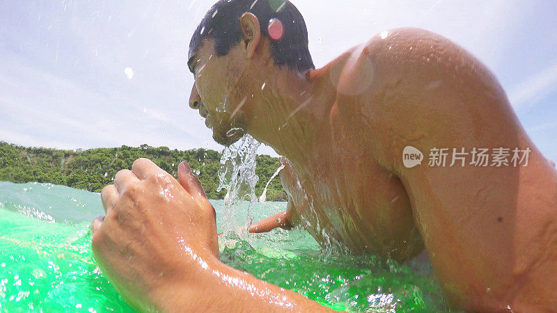 一个拉丁健康男子在卡诺阿，Manabi省，厄瓜多尔，拉丁美洲冲浪