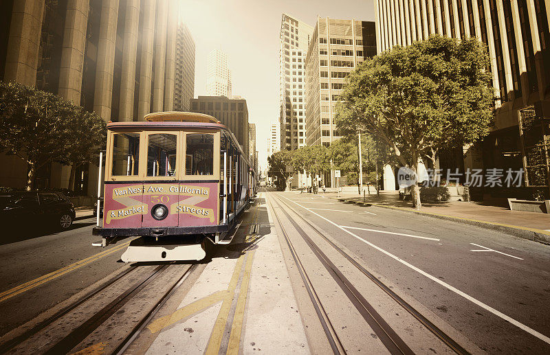 老式缆车在加利福尼亚街，旧金山。