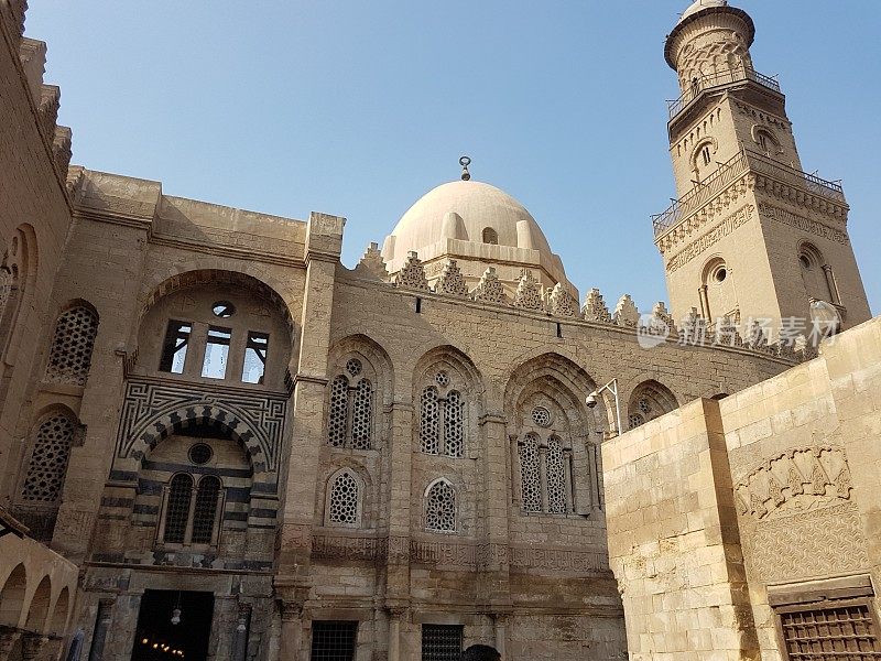 位于开罗老城al-Muizz街上的Al-Aqmar清真寺，这是埃及历史上有城墙的开罗的一条主要街道