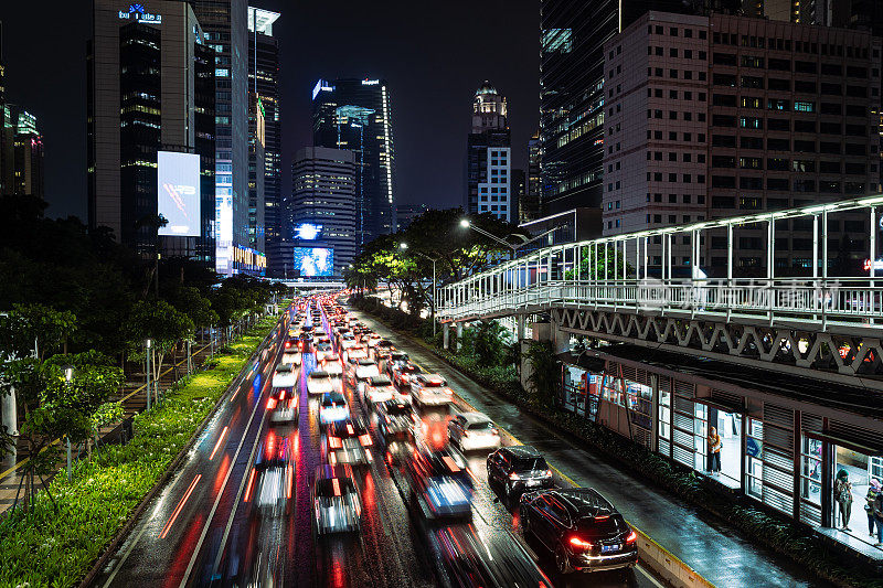 晚上，印尼首都雅加达商业区中心的苏迪曼大街上交通繁忙