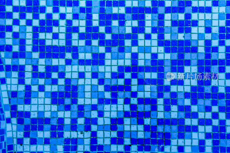 游泳池瓷砖底部的特写