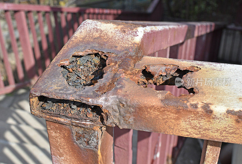 生锈的旧铁栅栏